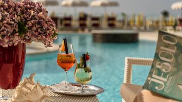 Außenpool (je nach Saison geöffnet), Pool auf dem Dach, Sonnenschirme