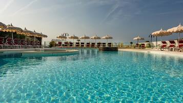 Una piscina al aire libre de temporada, una piscina en la azotea