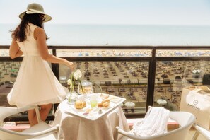 Déjeuner et dîner servis sur place, vue sur la plage 