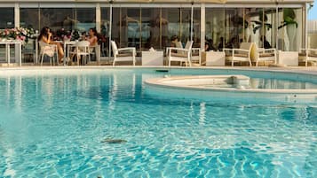 Piscina stagionale all'aperto, una piscina in terrazza