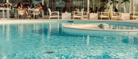 Piscine extérieure en saison, piscine sur le toit, parasols