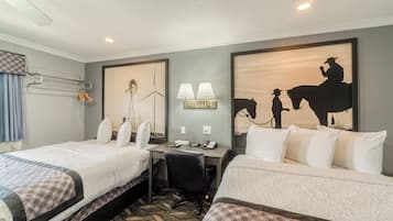 Een kluis op de kamer, een strijkplank/strijkijzer, gratis wifi