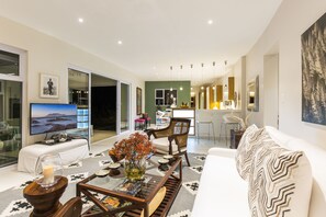 House (Mackaya Bella 5) | Living room