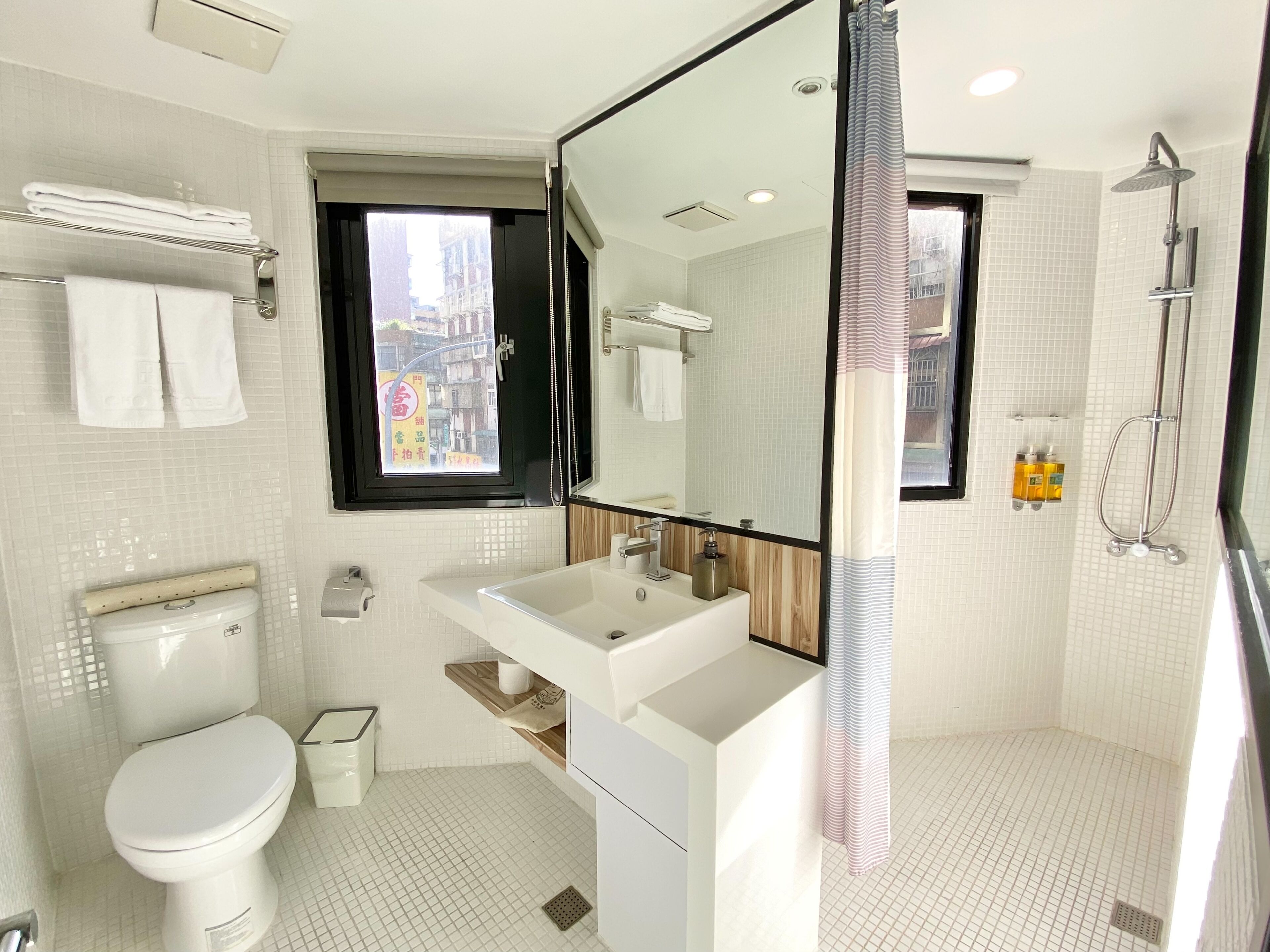 deluxe double room, city view | bathroom | free toiletries, hair dryer, slippers, towels