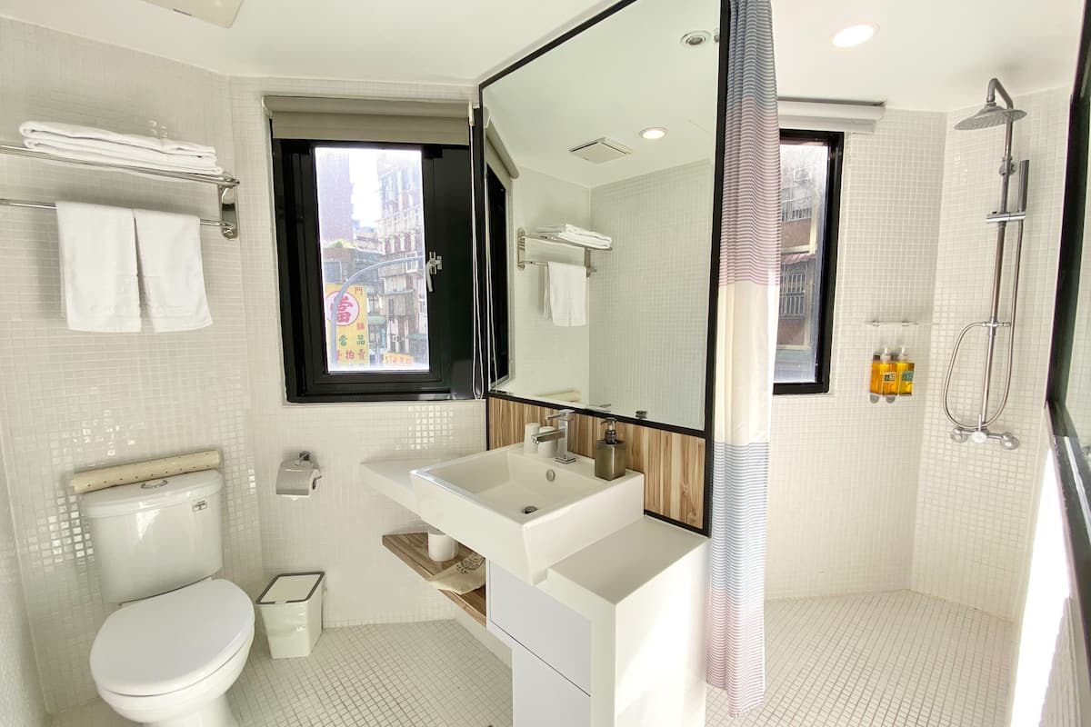 deluxe double room, city view | bathroom | free toiletries, hair dryer, slippers, towels