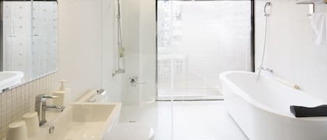 Executive Double Room, Bathtub, City View | Bathroom | Free toiletries, hair dryer, towels, shampoo