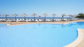 Piscine extérieure, parasols de plage, chaises longues