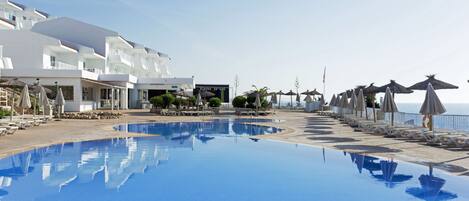 Piscine extérieure, parasols de plage, chaises longues