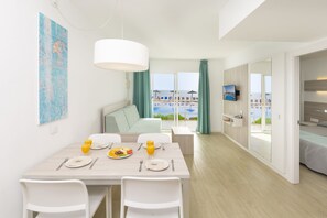 1 kamar tidur, selimut bulu angsa, brankas, dan tirai kedap cahaya