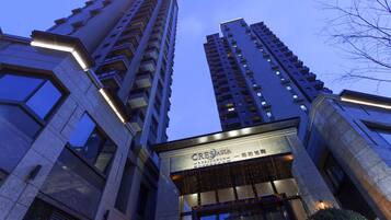 Majoituspaikan julkisivu illalla/yöllä