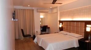 Desk, rollaway beds, free WiFi - Krishna Avatar Stay Inn (Navi Mumbai)