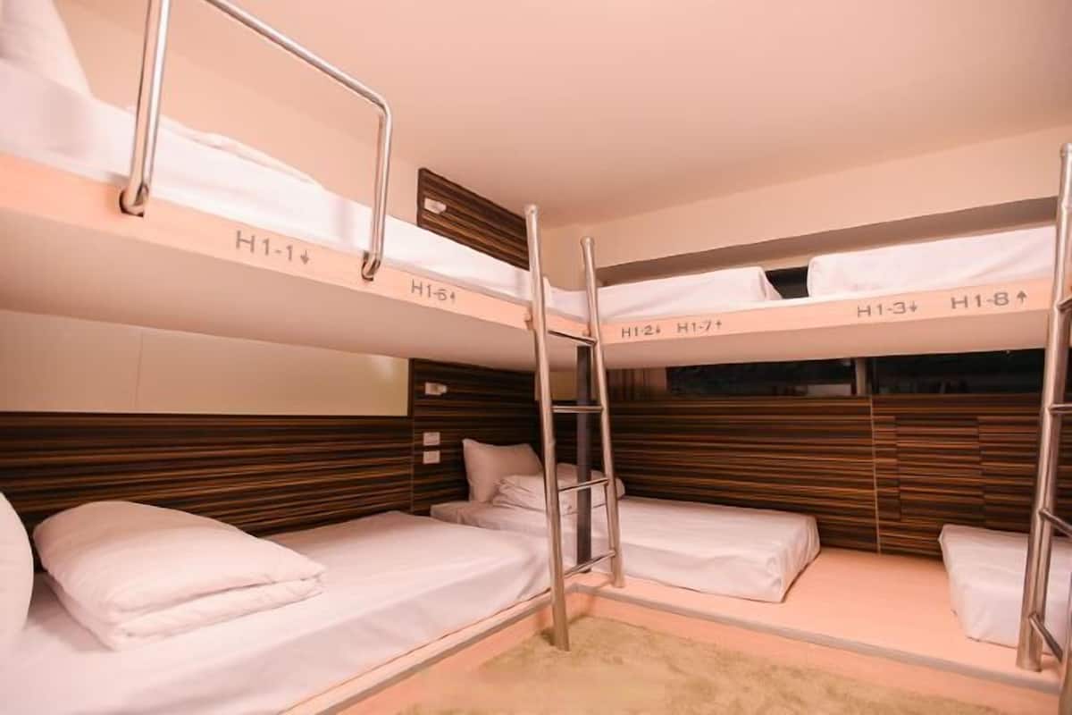 Cortinas blackout, tabla de planchar con plancha y wifi gratis