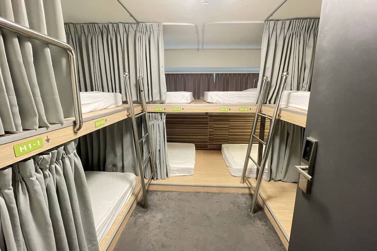 Cortinas blackout, tabla de planchar con plancha y wifi gratis