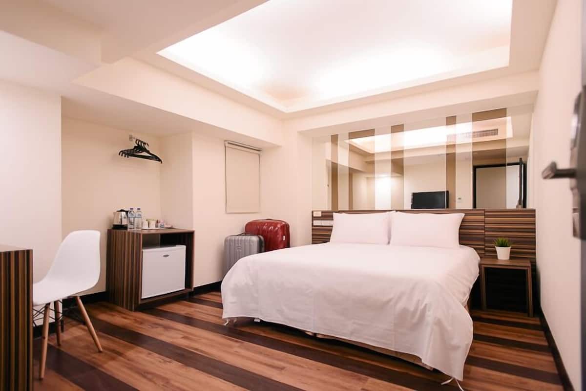 Cortinas blackout, tabla de planchar con plancha y wifi gratis