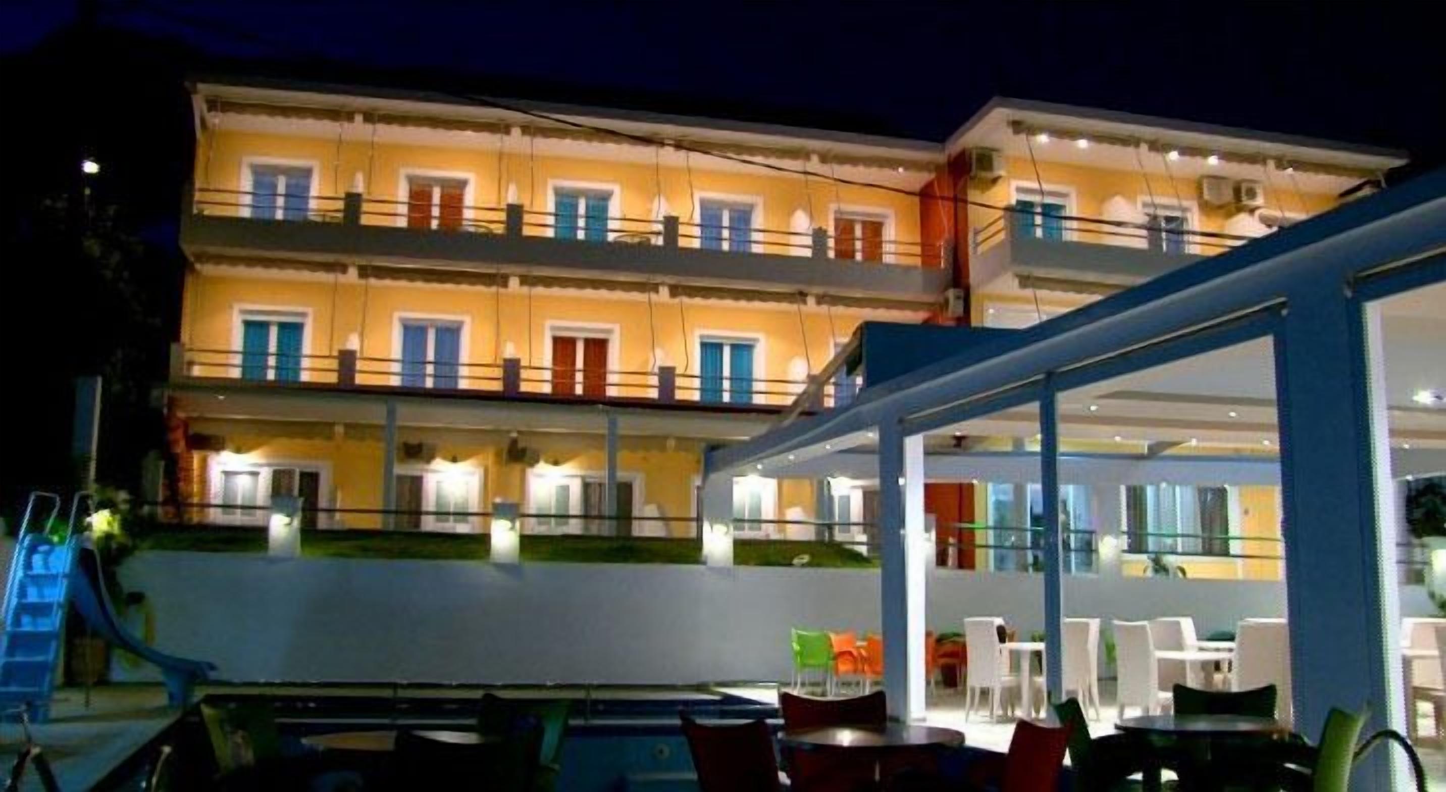 Fachada da propriedade à noite