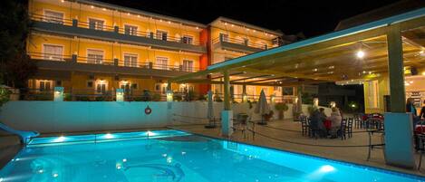 Alberca al aire libre y camastros