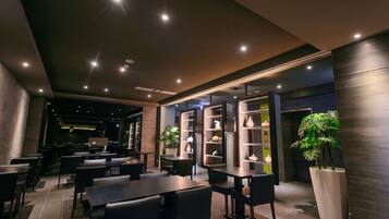 Daily buffet breakfast (TWD 200 per person)