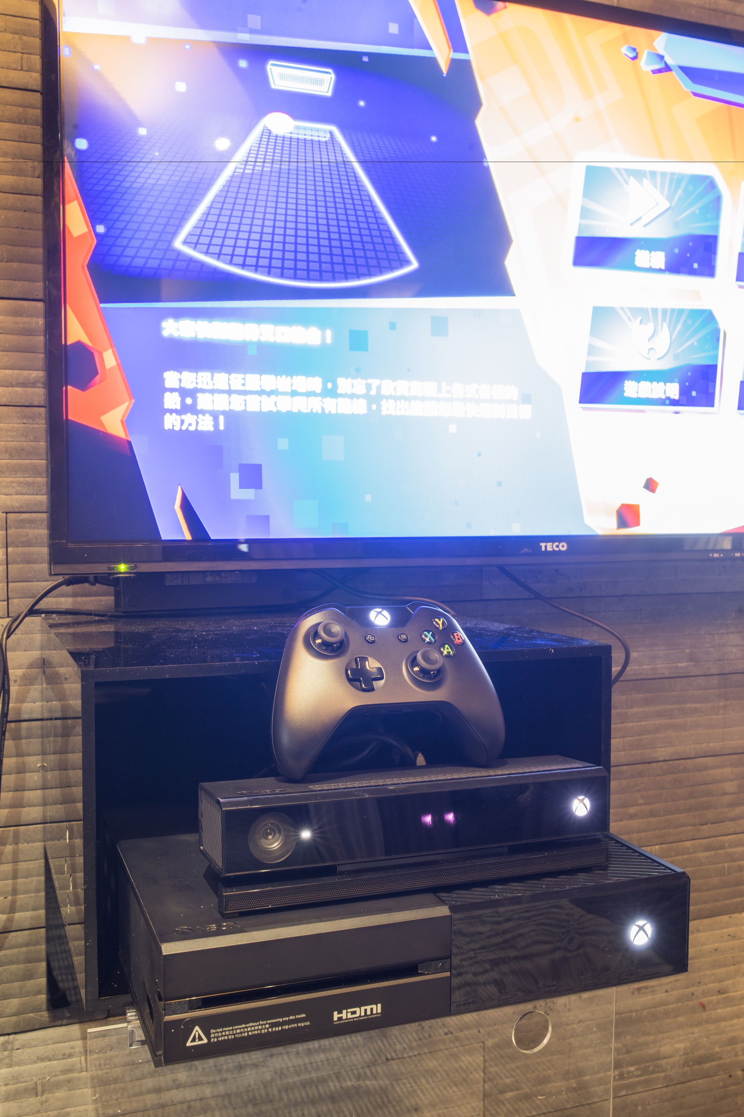Un ensemble de jeu comprenant un téléviseur, une console et une manette.