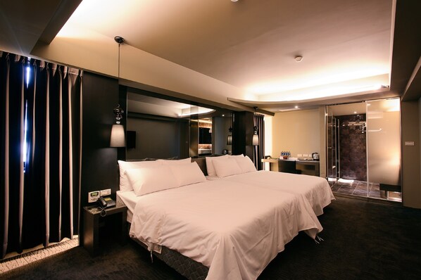 Familjerum | Duntäcken, skrivbord, arbetsyta för laptop och mörkläggningsgardiner