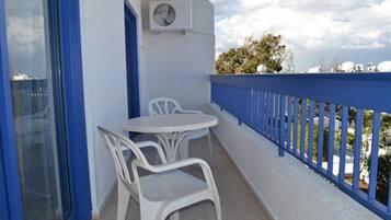 Apartamento básico, 1 habitación, vistas a la piscina | 1 dormitorio, caja fuerte, sistema de insonorización