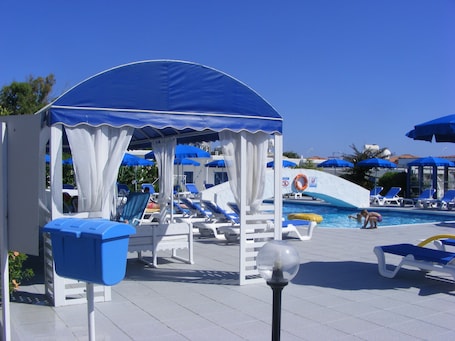 Una piscina al aire libre de temporada