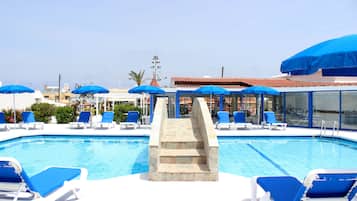 Una piscina al aire libre de temporada