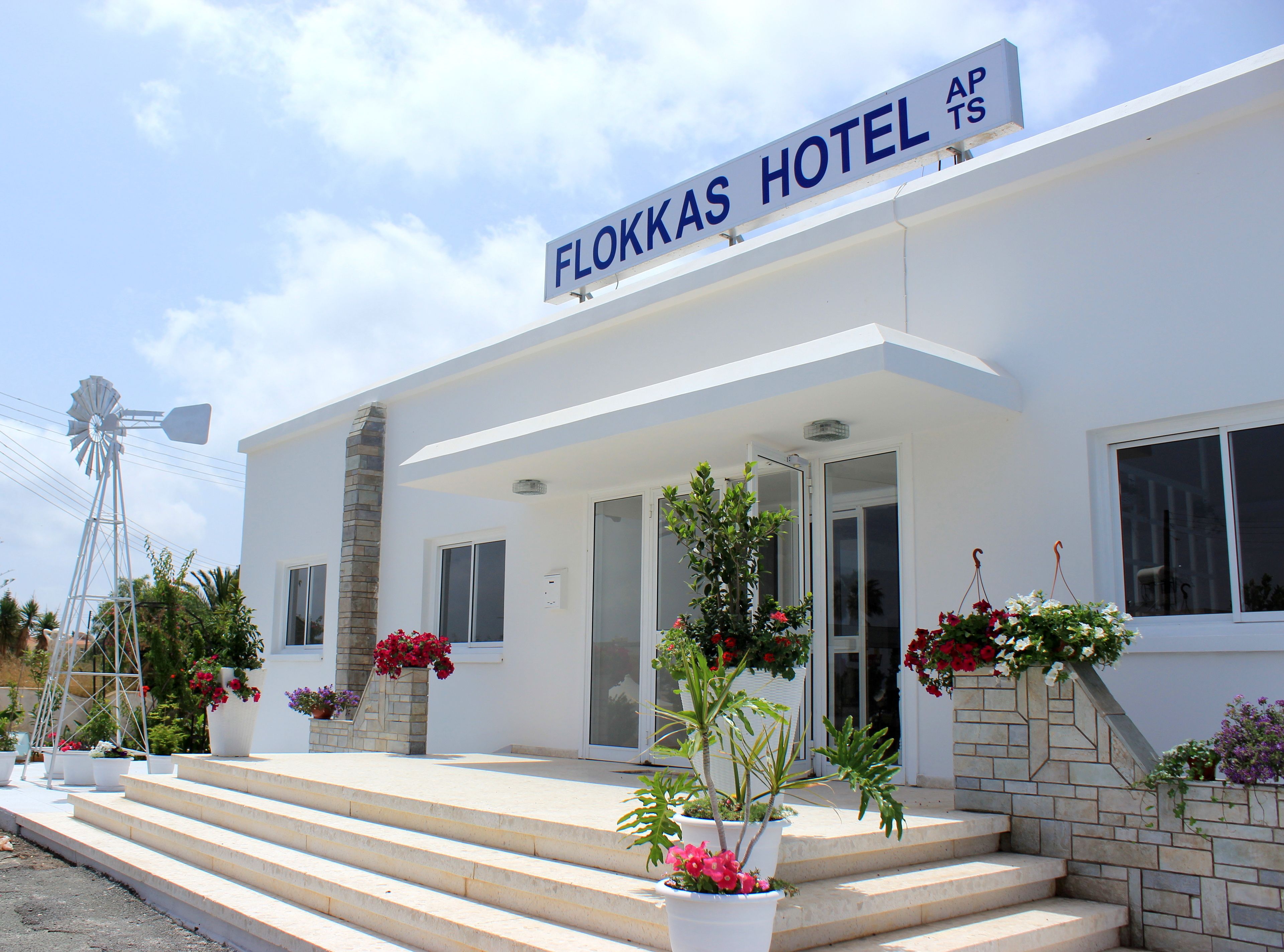 En hotellentrén med en skylt som visar texten ”FLOKKAS HOTEL”.
