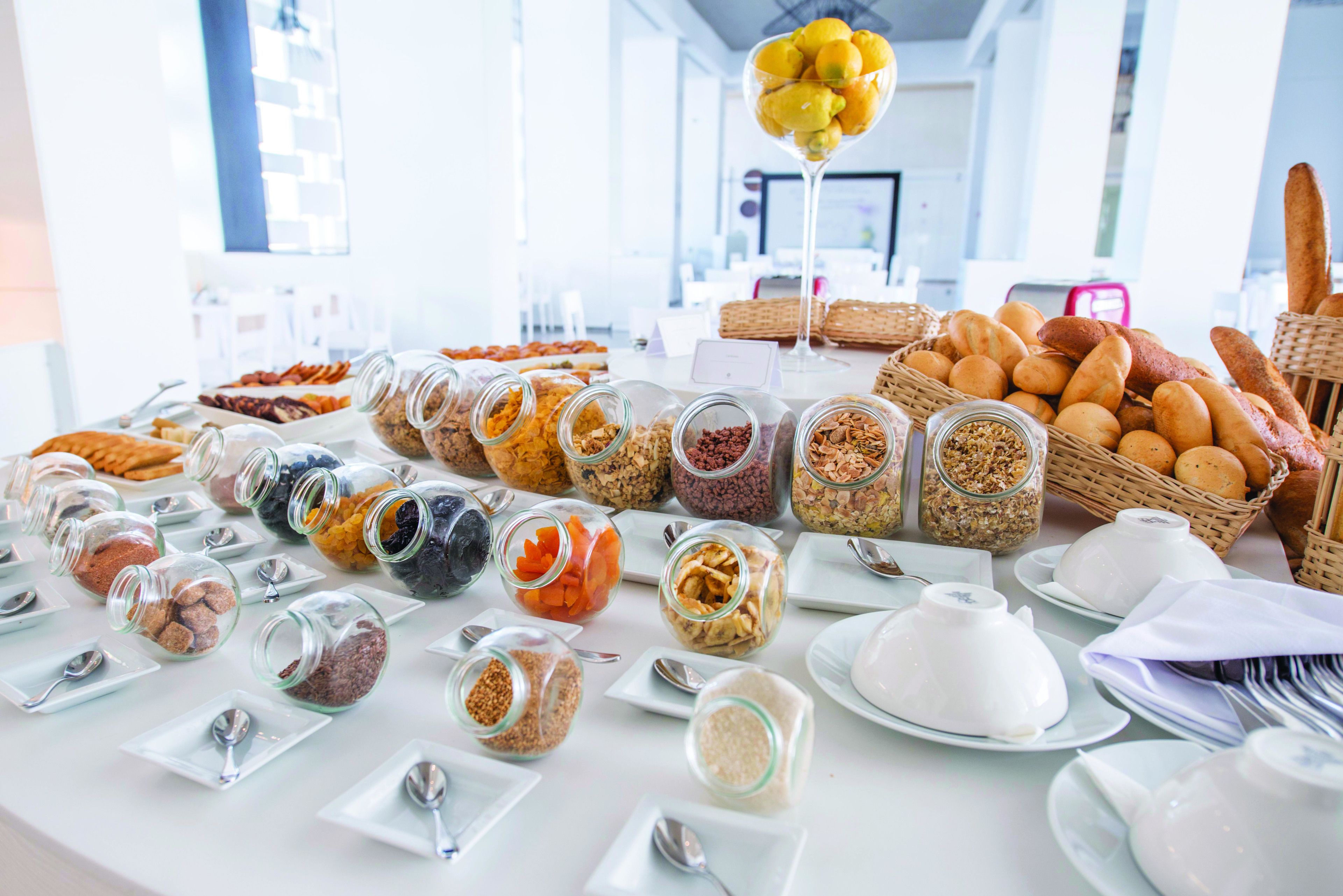 Une table de buffet proposant divers plats et accompagnements.