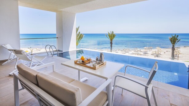 A modern infinity pool with a clear view of the beach and ocean. - La Badira - Adults Only (Hammamet)
