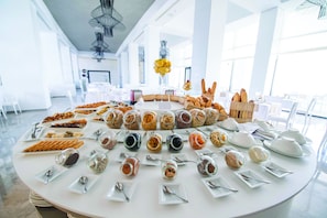Café da manhã com buffet grátis todos os dias