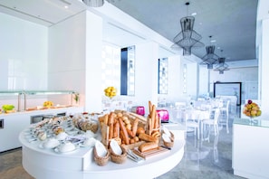 Free daily buffet breakfast 