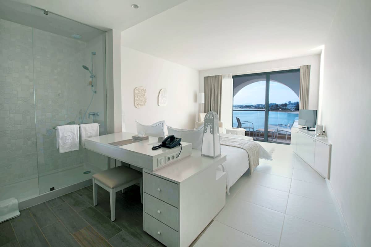 Bộ đồ giường cao cấp, minibar, két bảo mật tại phòng