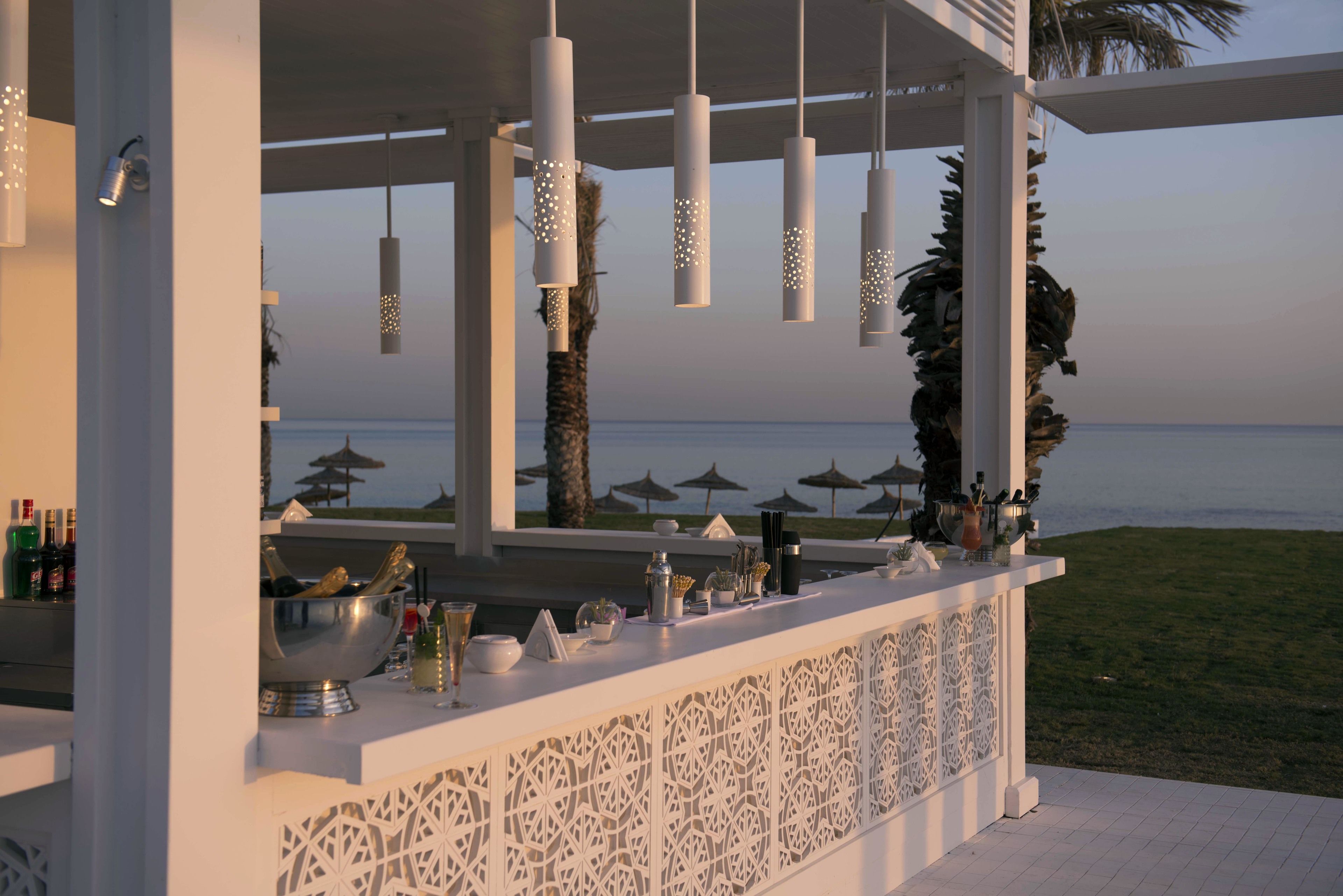 2 restaurantes; se sirve almuerzo y cena; cocina internacional