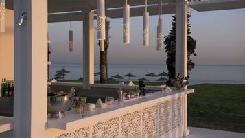 2 restaurants, lunch, dinner served; international cuisine