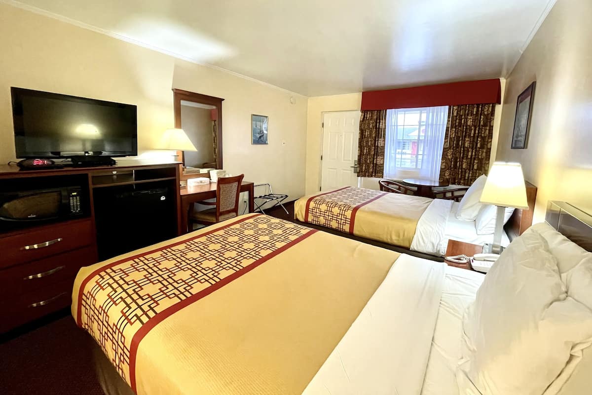 โต๊ะทำงาน, เตารีด/โต๊ะรีดผ้า, Wi-Fi ฟรี, ผ้าปูที่นอน