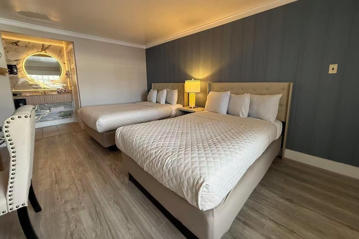 Habitación Deluxe, varias camas | Escritorio, tabla de planchar con plancha, wifi gratis y ropa de cama