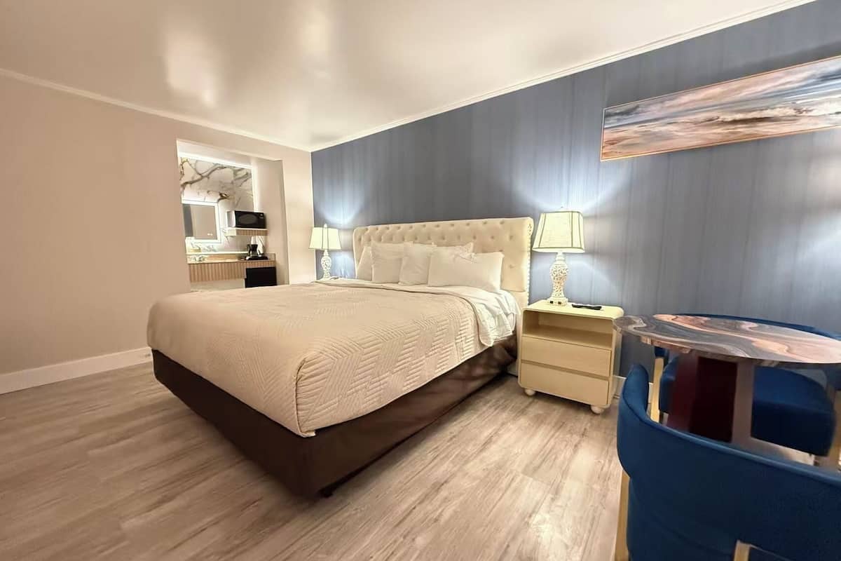 Habitación Deluxe, 1 cama King size | Escritorio, tabla de planchar con plancha, wifi gratis y ropa de cama