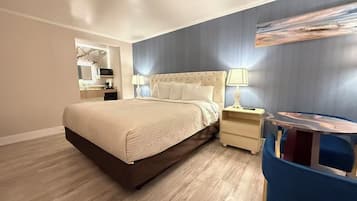 Habitación Deluxe, 1 cama de matrimonio grande | Escritorio, tabla de planchar con plancha, wifi gratis y ropa de cama
