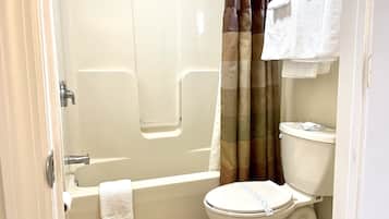 Shower, pengering rambut, dan handuk