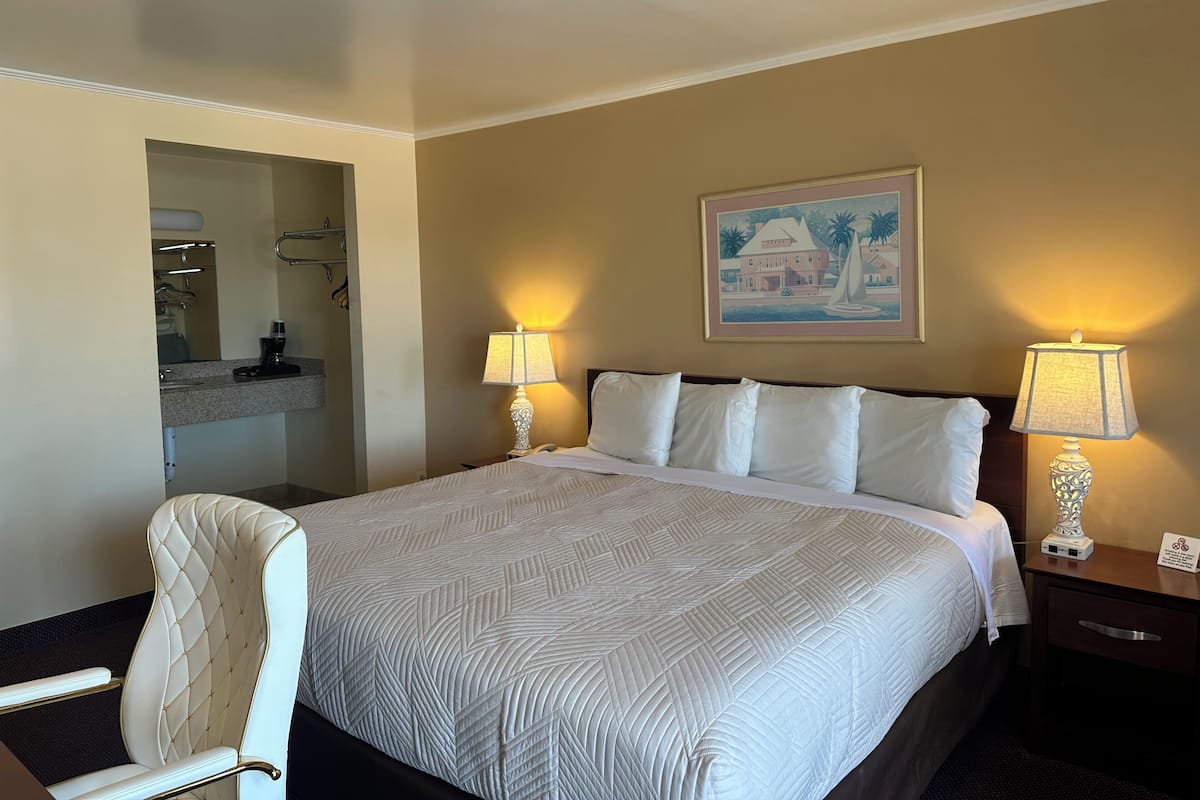 Skrivbord, strykjärn/strykbräda, gratis wi-fi och sängkläder