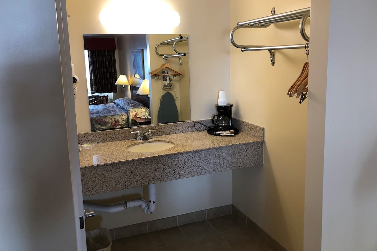 ฝักบัว, ไดร์เป่าผม, ผ้าเช็ดตัว