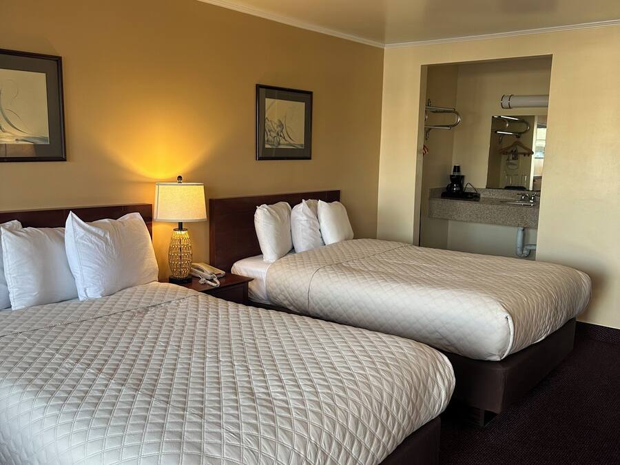 Skrivebord, strykejern/-brett, wi-fi (inkludert) og sengetøy