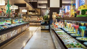 Un espace buffet proposant une variété de plats et agrémenté d’éléments décoratifs.