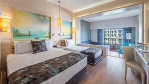 Une chambre d’hôtel avec deux lits, un bureau et une vue sur la mer.
