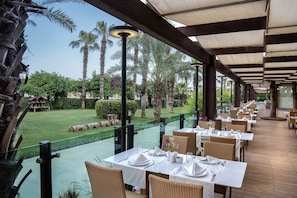 4 restaurants, breakfast, lunch, dinner served; international cuisine