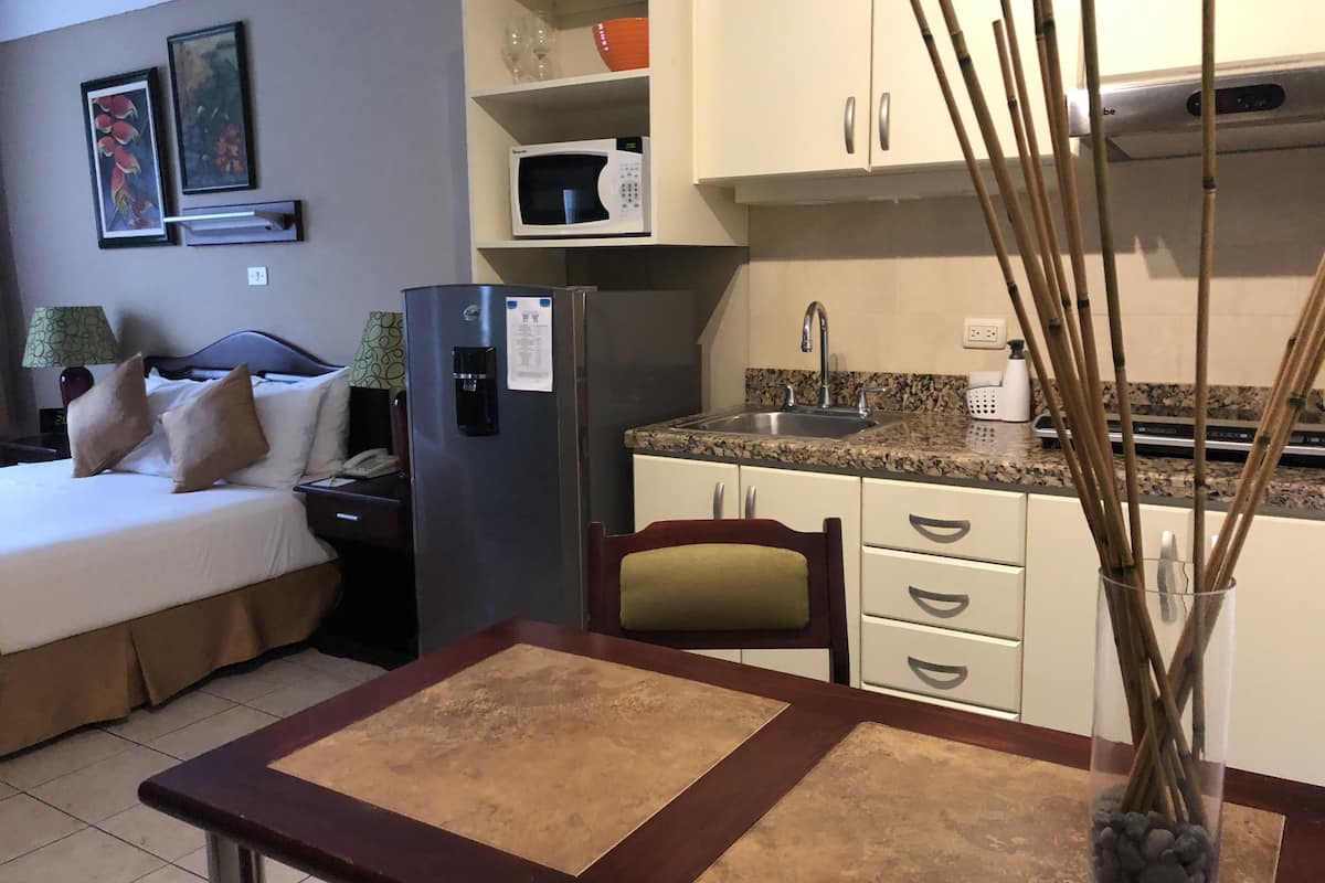 traditional studio | 1 bedroom, premium bedding, in-room safe, desk