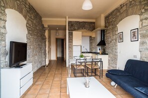 Superior Apartment | Private kitchen | Full-size fridge, microwave, stovetop, coffee/tea maker - Urbi Apartments (Manresa)