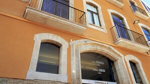A building with multiple balconies, large windows, and a sign indicating 'Casa Asols' and 'Edifici Urbi'. - Urbi Apartments (Manresa)
