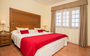 In-room safe, desk, laptop workspace, free WiFi - Hotel Melva Suite (Firgas)