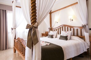 In-room safe, desk, laptop workspace, free WiFi - Hotel Melva Suite (Firgas)